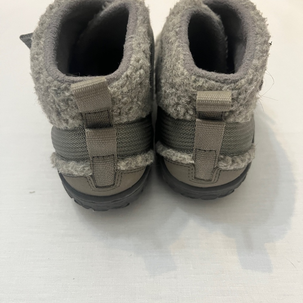 Chaco Fuzzy Gray Kids Slippers Size 6 Youth and Womens Size 8 Gray Fleece - Picture 3 of 4